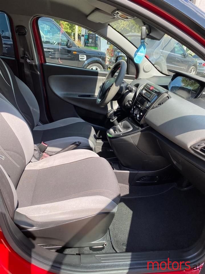 2014' Lancia Ypsilon photo #6