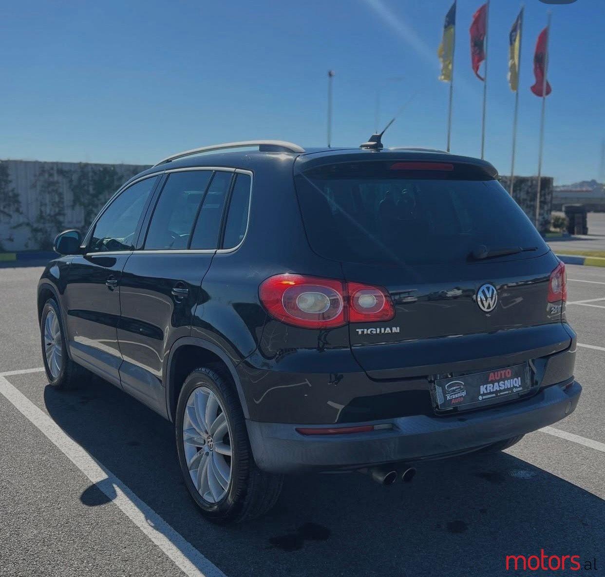 2010' Volkswagen Tiguan photo #2