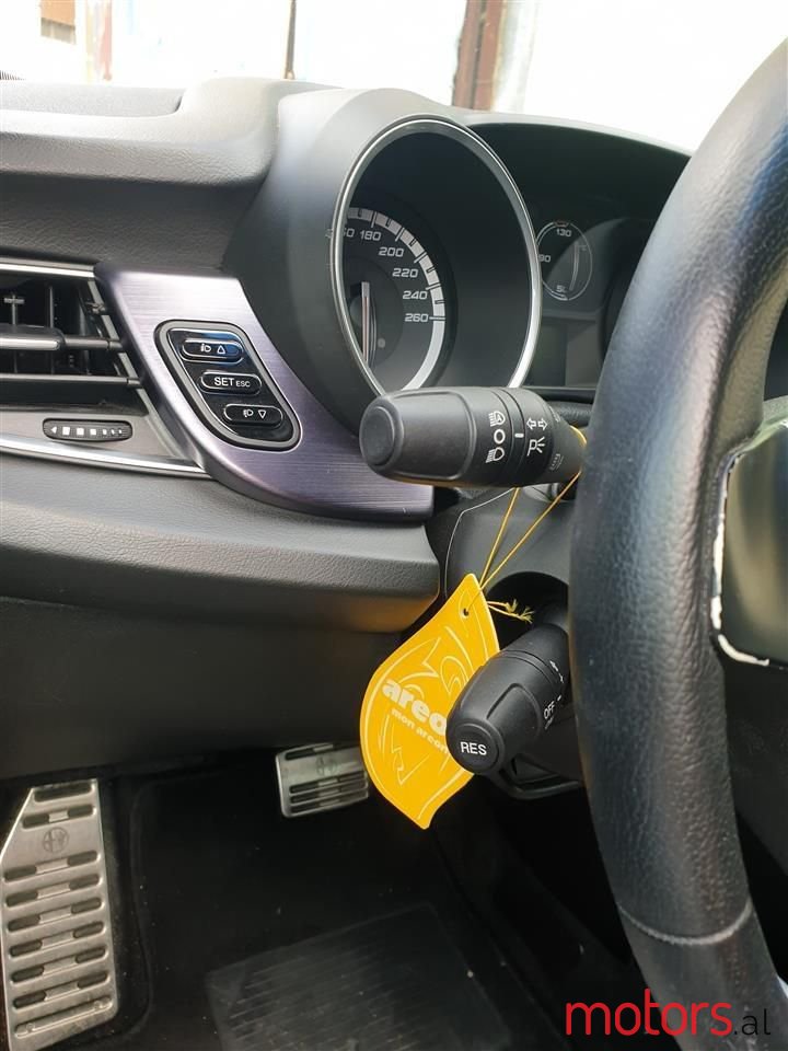 2012' Alfa Romeo Giulietta photo #6