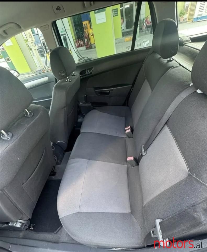 2008' Opel Astra photo #2