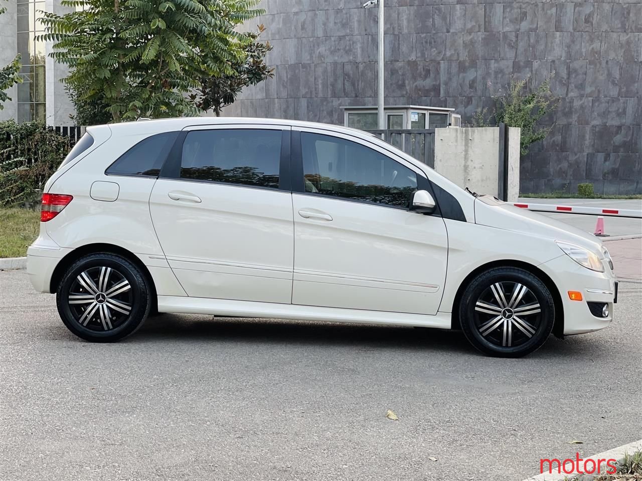 2011' Mercedes-Benz 200 photo #2