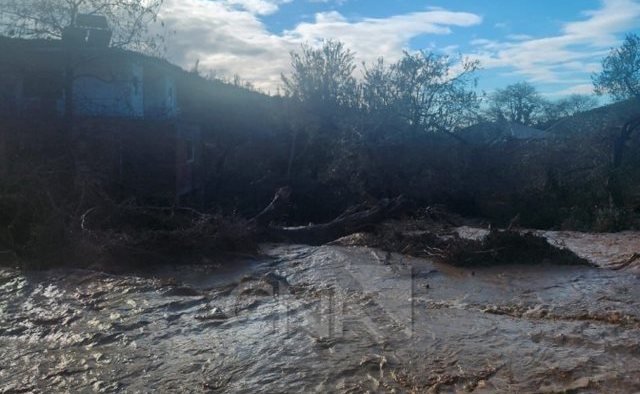 Çarja e digës në Bunec/ Dëmtohen bizneset, përmbytet rruga