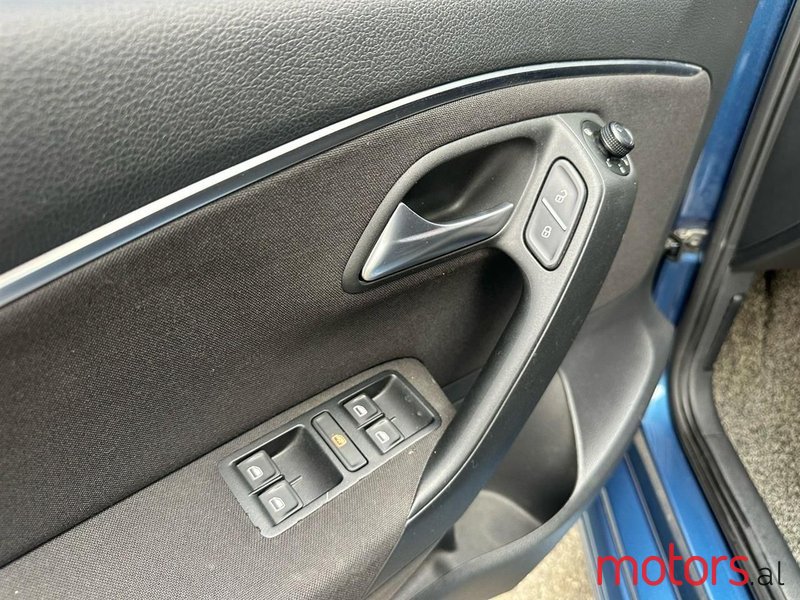 2015' Volkswagen Polo photo #6
