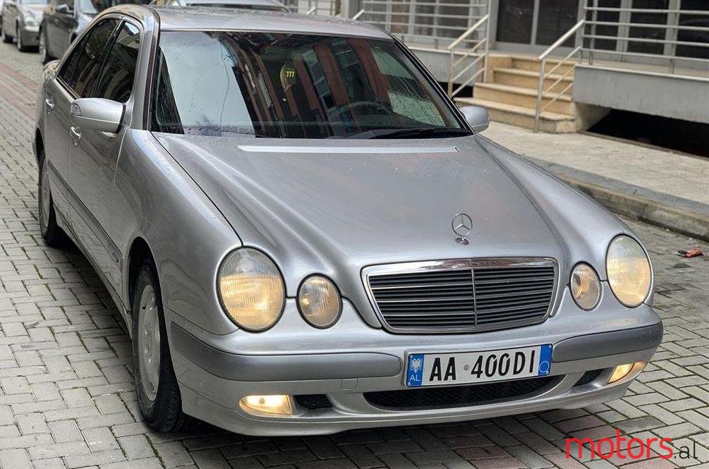 2001' Mercedes-Benz E 220 photo #1