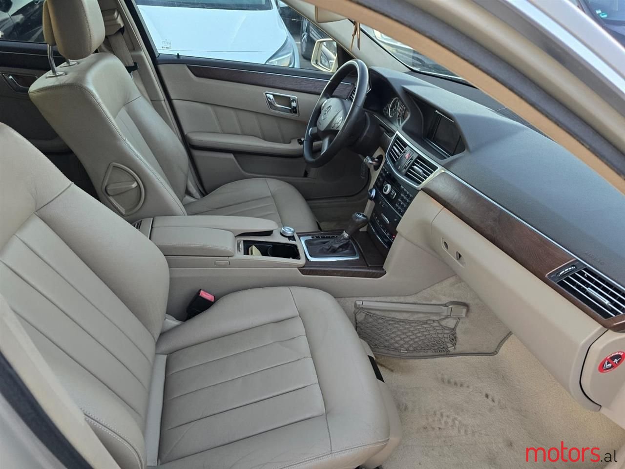 2010' Mercedes-Benz E 220 photo #3