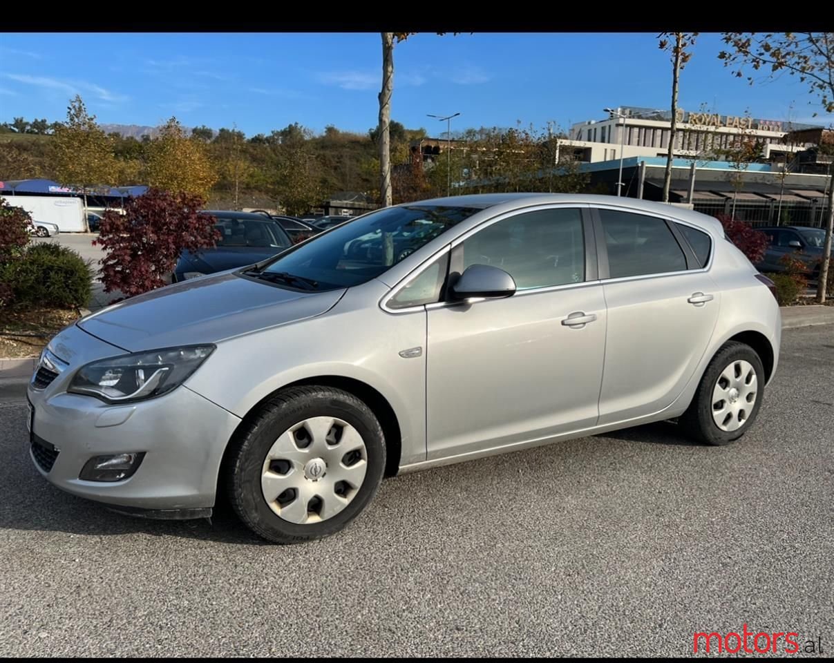 2012' Opel Astra photo #2