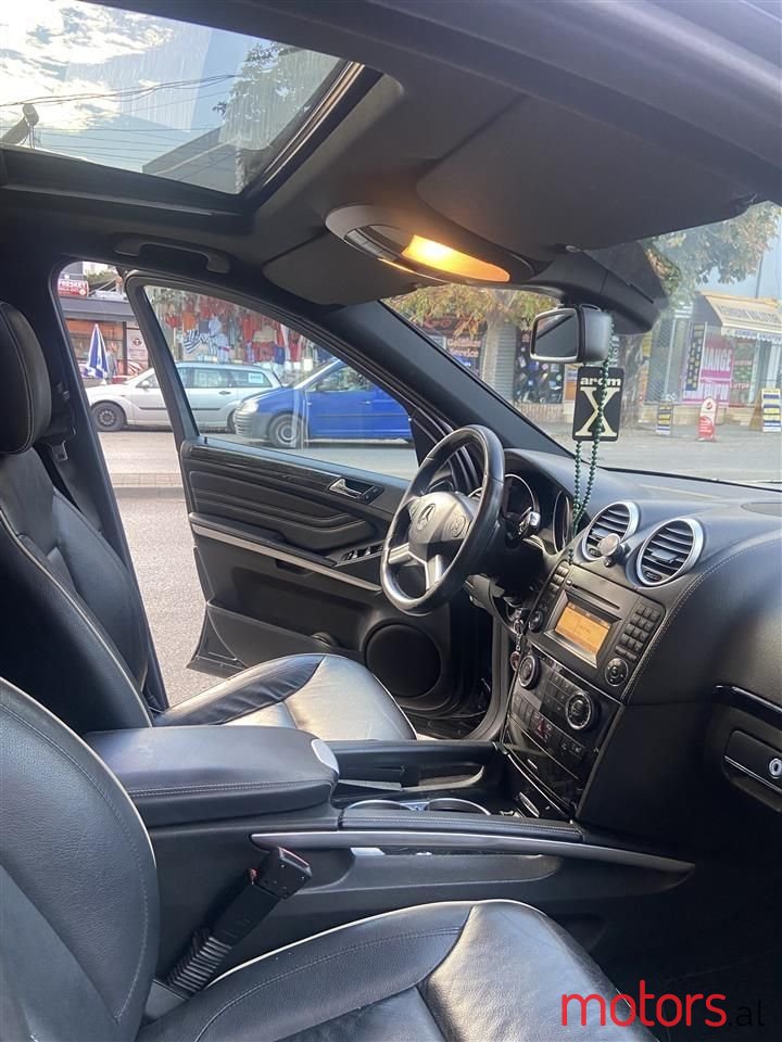 2011' Mercedes-Benz 350 photo #3