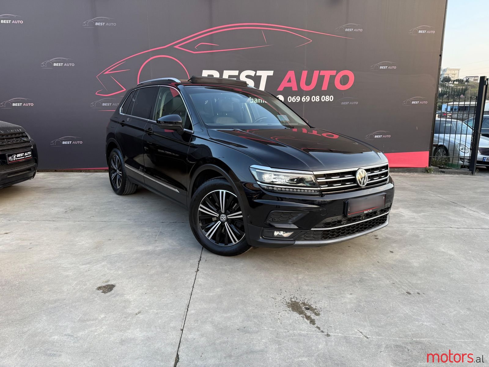 2018' Volkswagen Tiguan photo #1