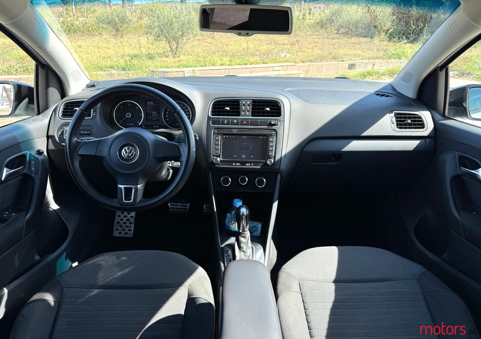 2014' Volkswagen Polo photo #2