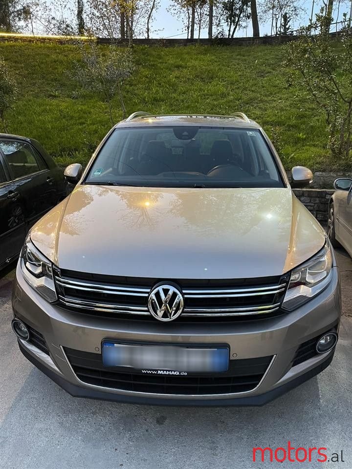 2012' Volkswagen Tiguan photo #3