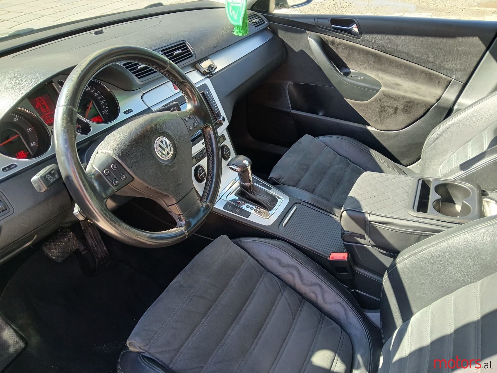 2008' Volkswagen Passat photo #2