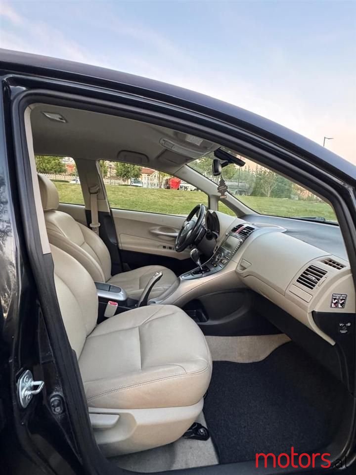 2008' Toyota Auris photo #3