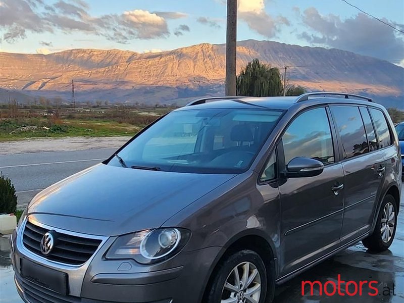 2010' Volkswagen Touran photo #1