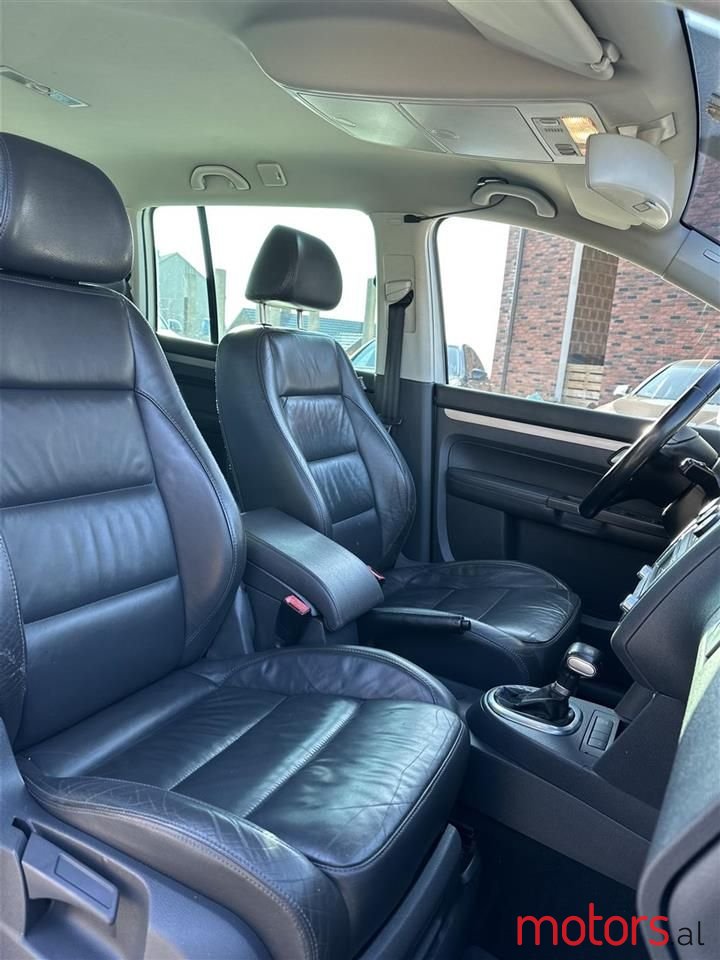 2007' Volkswagen Touran photo #3