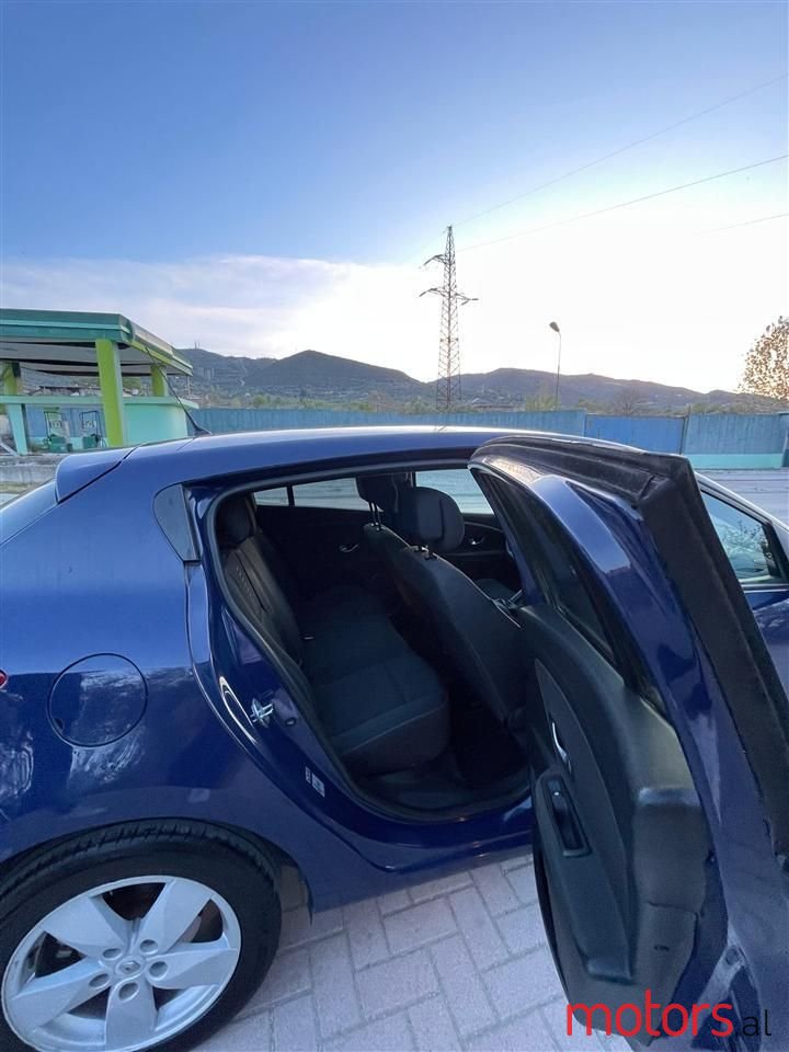 2010' Renault Megane photo #2