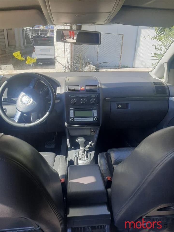 2004' Volkswagen Touran photo #1