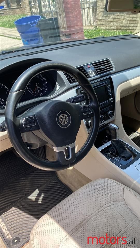 2012' Volkswagen Passat photo #4