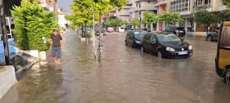 Përmbytje, trafik dhe kaos… Pasojat e pak minutave shi në Vlorë