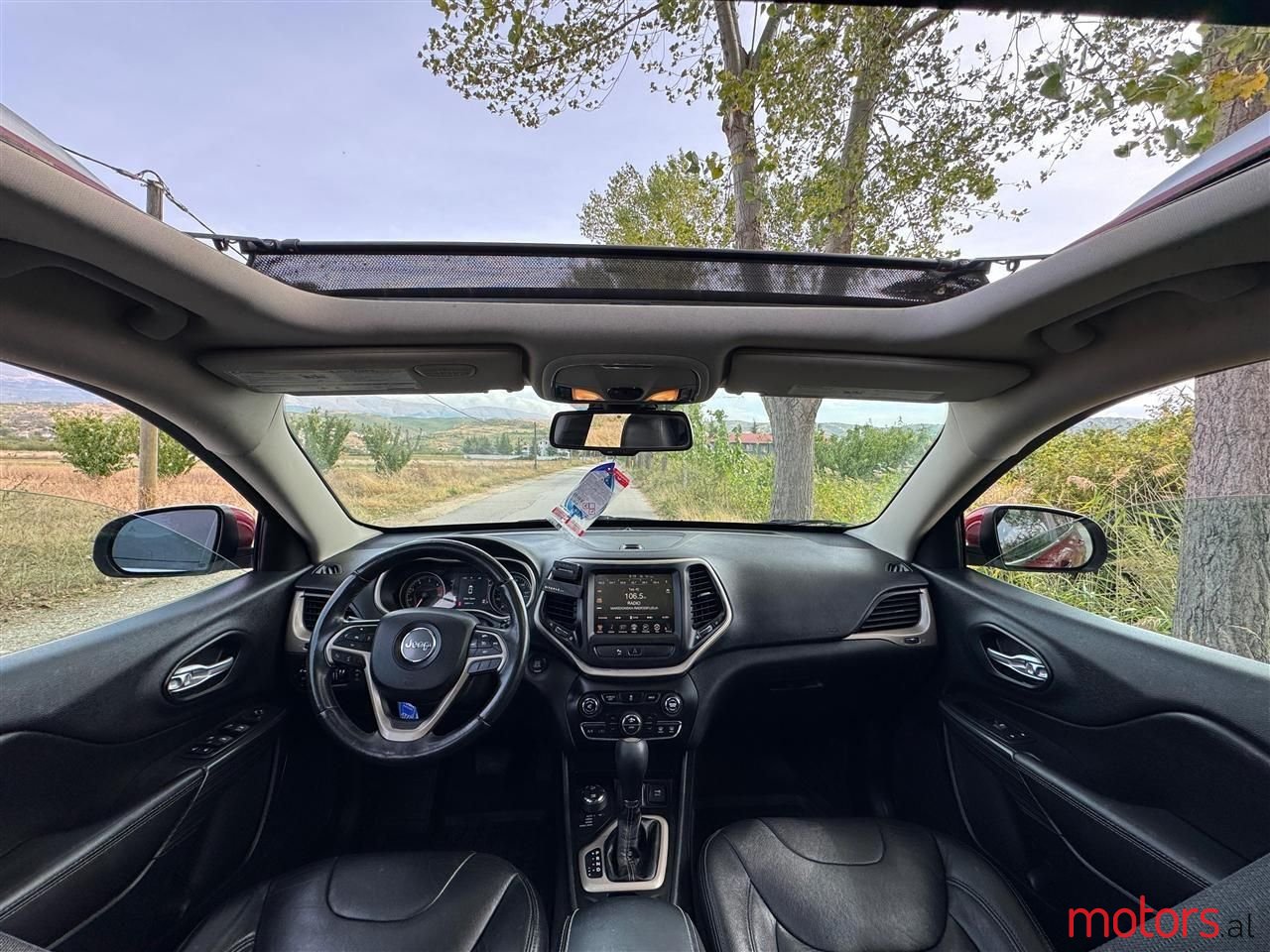 2017' Jeep Cherokee photo #4