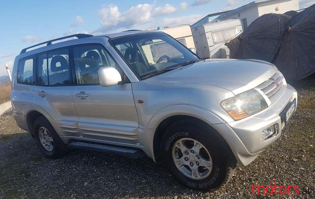 2002' Mitsubishi Pajero photo #1