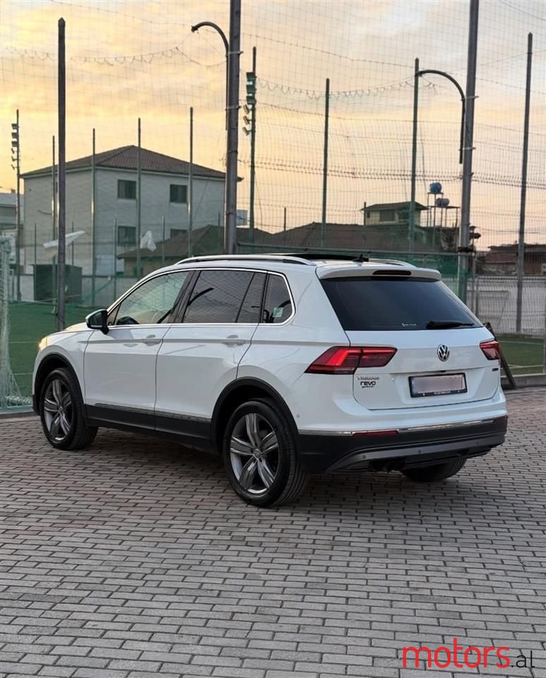 2018' Volkswagen Tiguan photo #6