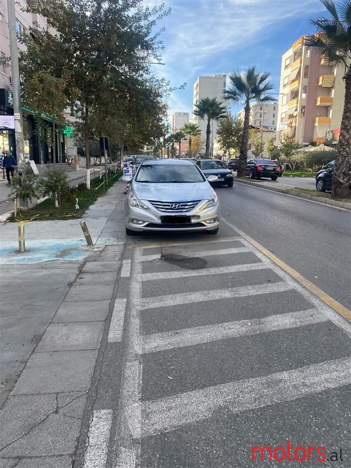 2011' Hyundai Sonata photo #2