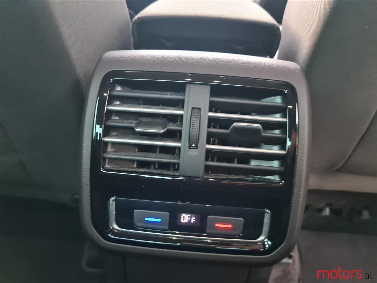 2017' Volkswagen Passat photo #6