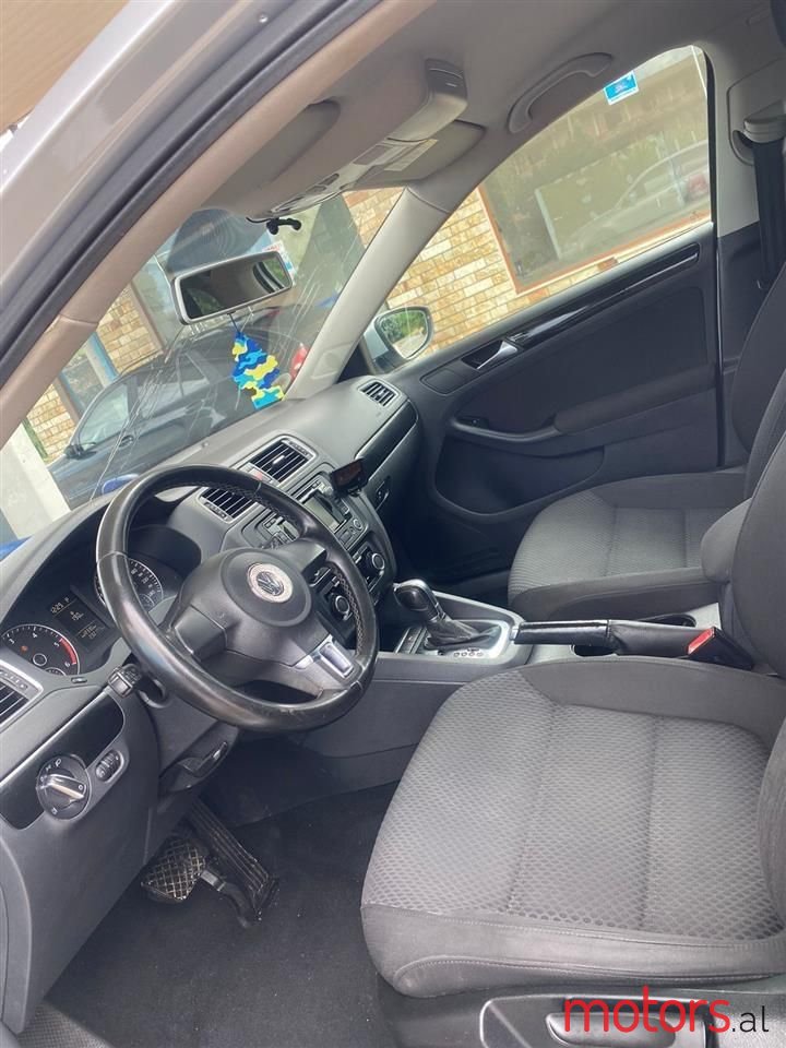 2011' Volkswagen Jetta photo #4