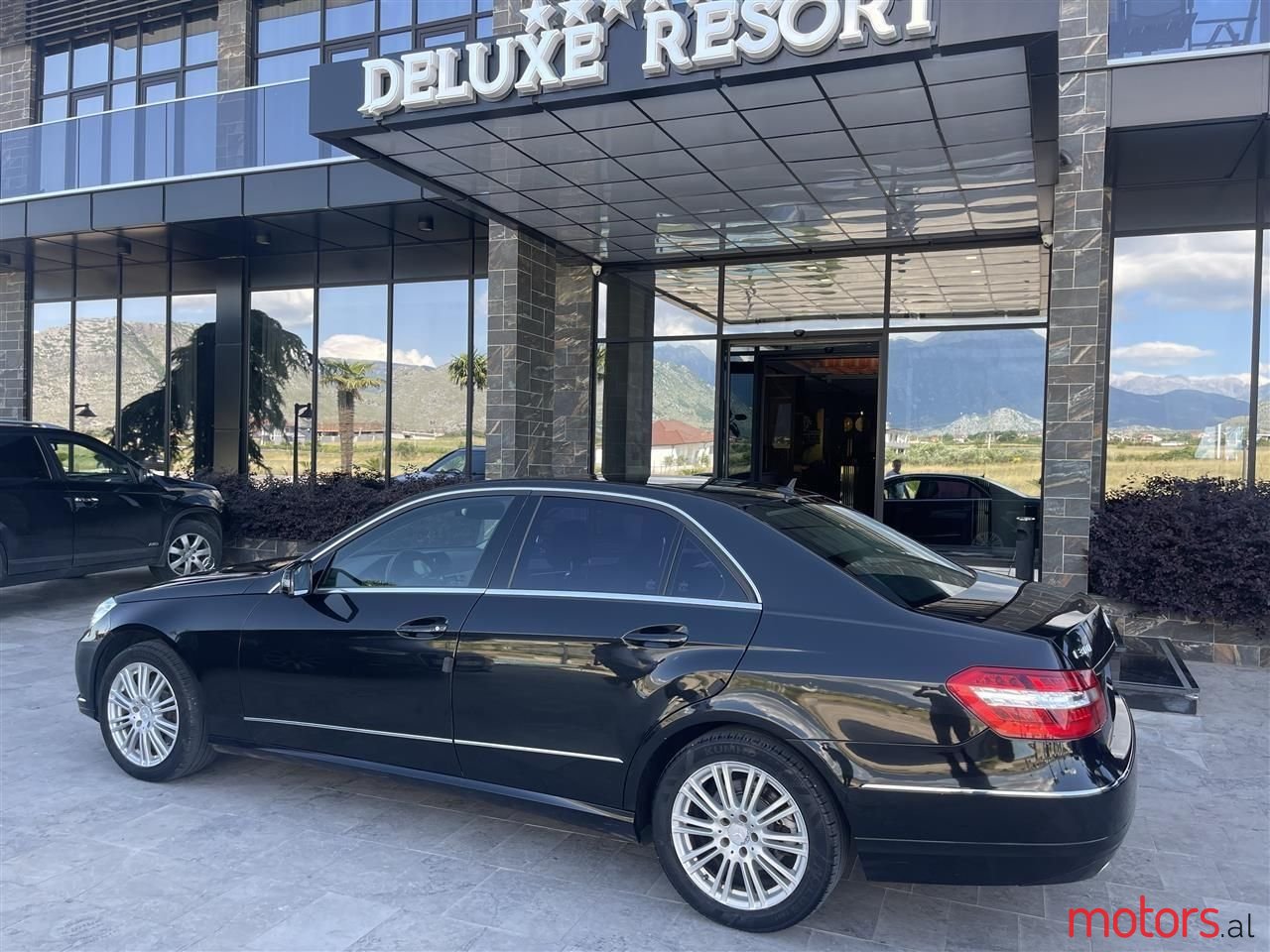 2011' Mercedes-Benz 300 photo #5