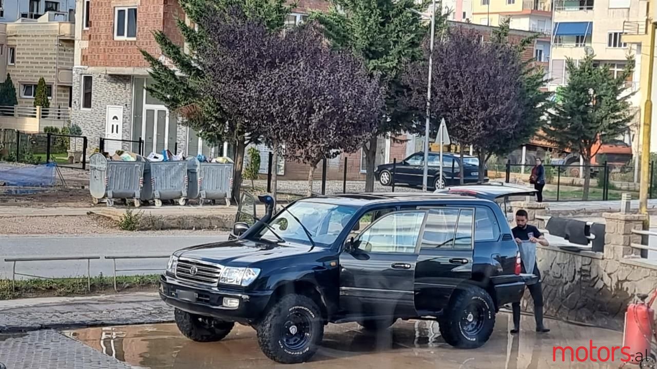 2005' Toyota Land Crusier photo #4