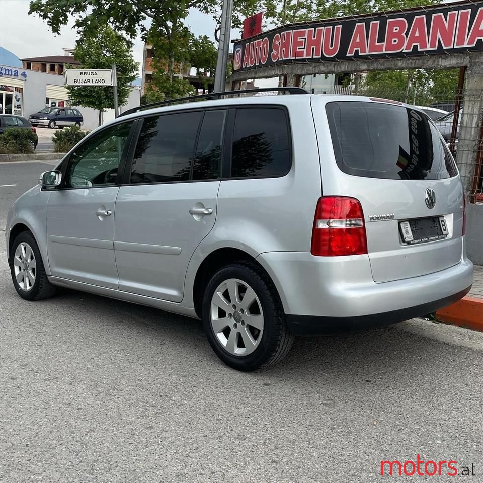 2005' Volkswagen Touran photo #2