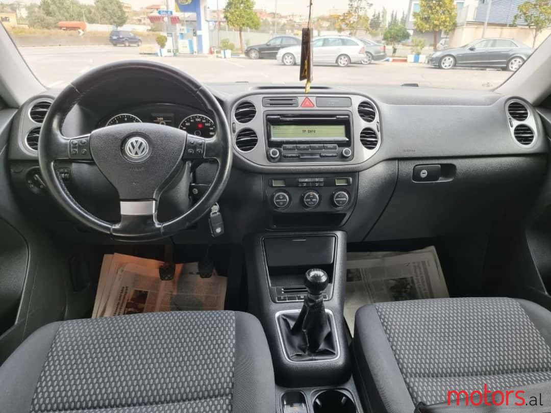 2010' Volkswagen Tiguan photo #2