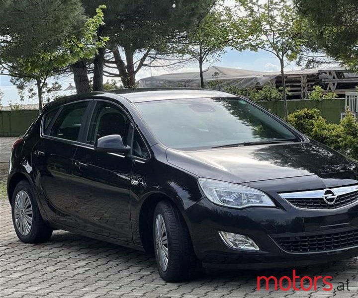 2012' Opel Astra photo #3