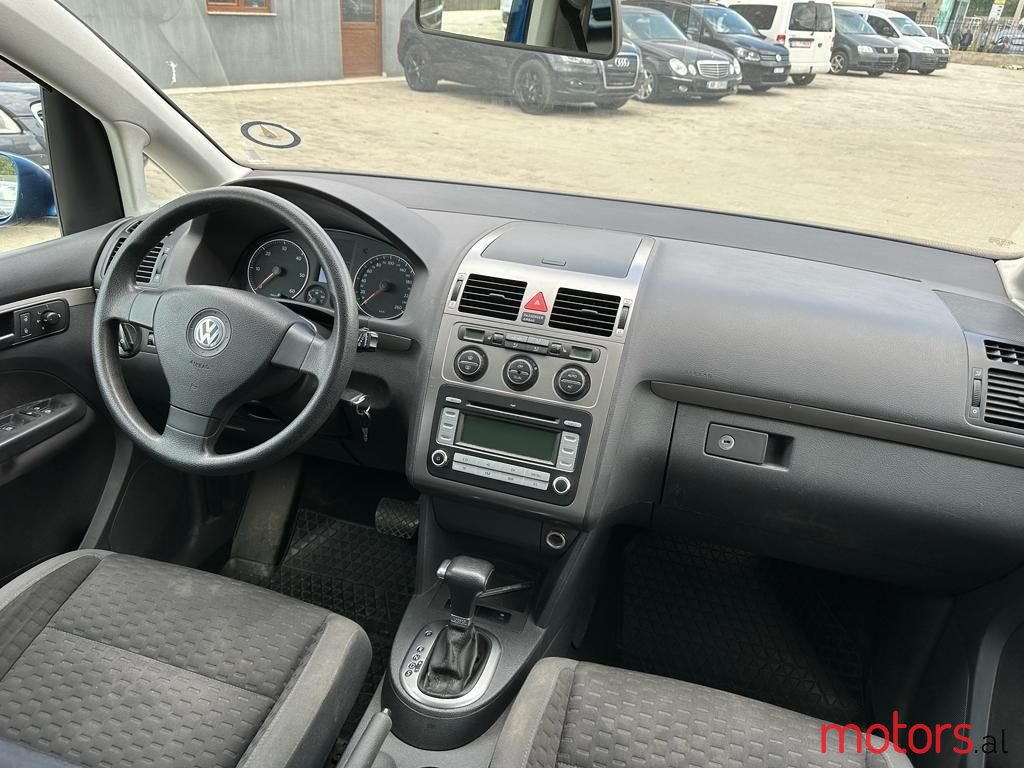 2008' Volkswagen Touran photo #5