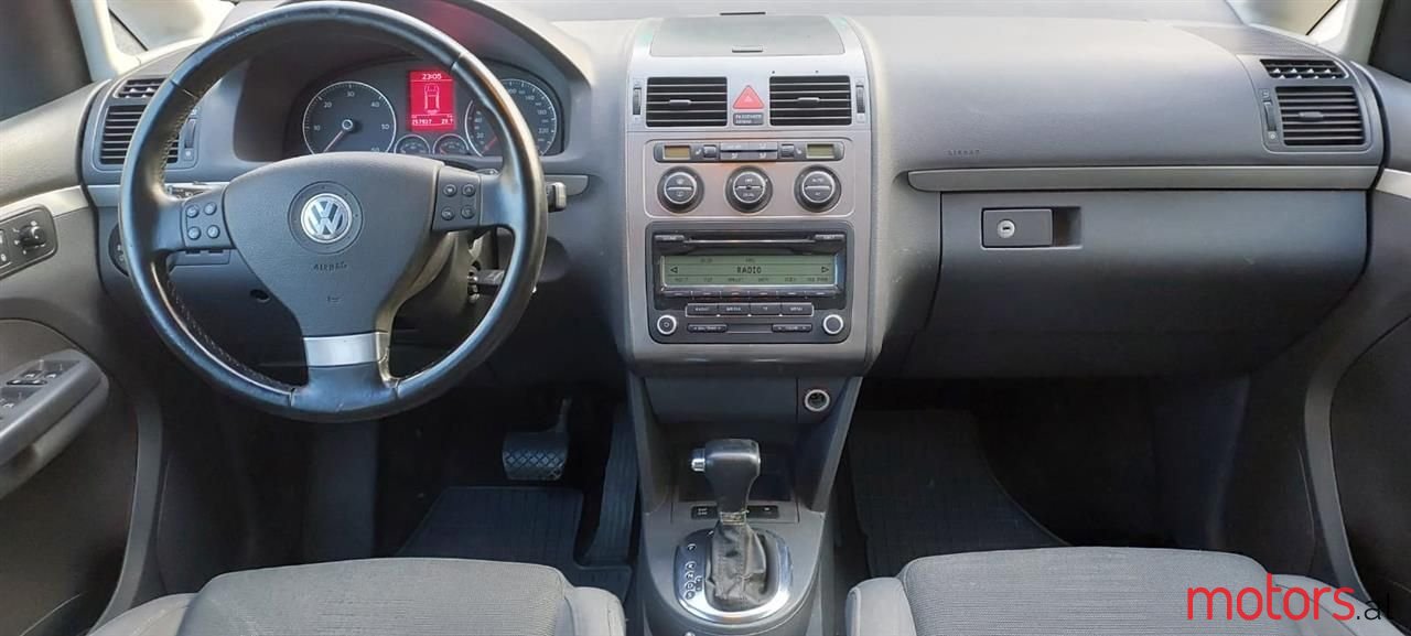 2009' Volkswagen Touran photo #4