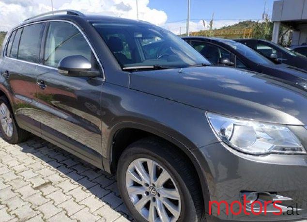 2011' Volkswagen Tiguan photo #1