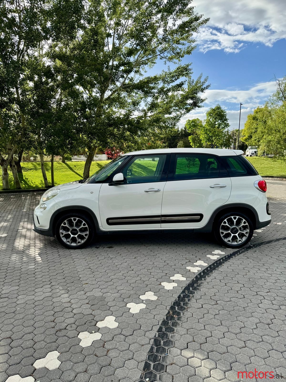 2015' Fiat 500L photo #4
