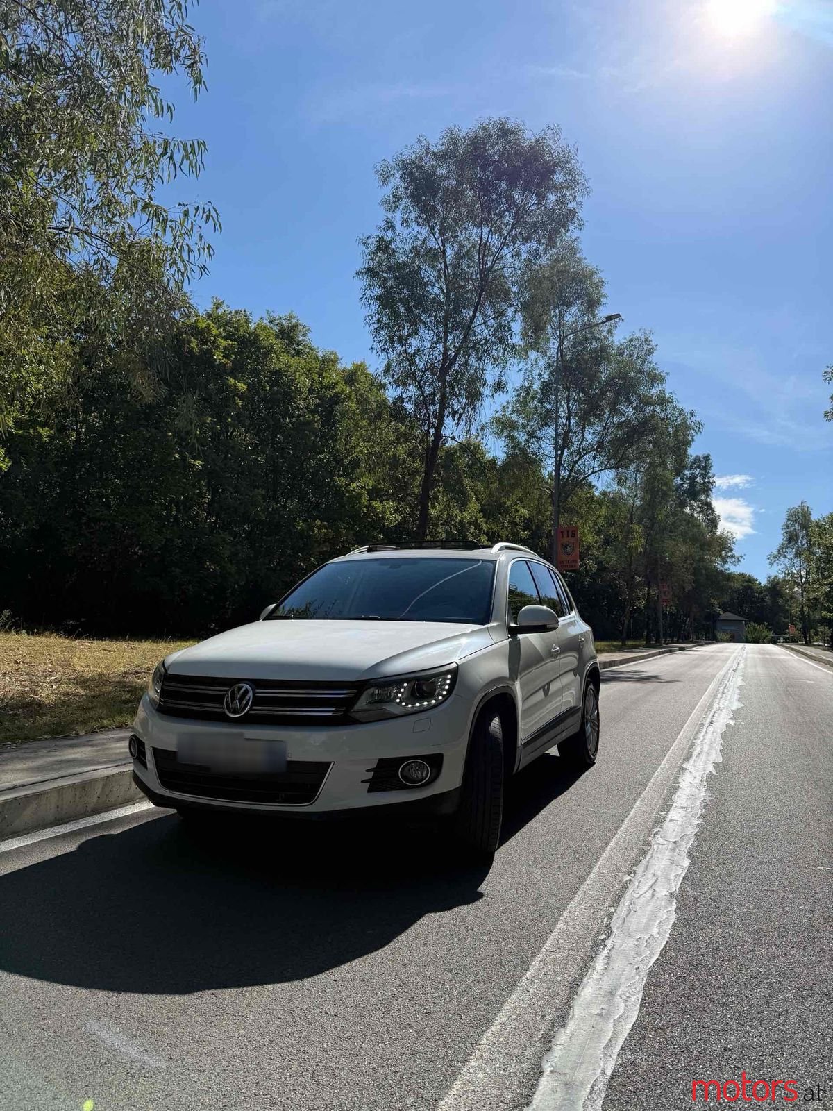 2012' Volkswagen Tiguan photo #2