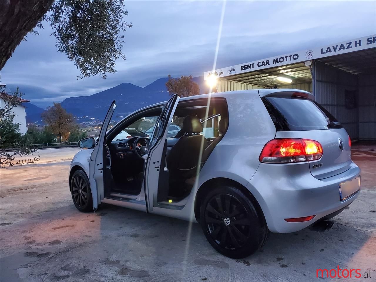 2011' Volkswagen Golf photo #4