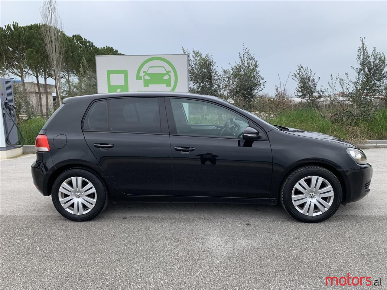 2009' Volkswagen Golf photo #2