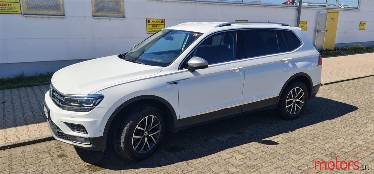 2019' Volkswagen Tiguan photo #1