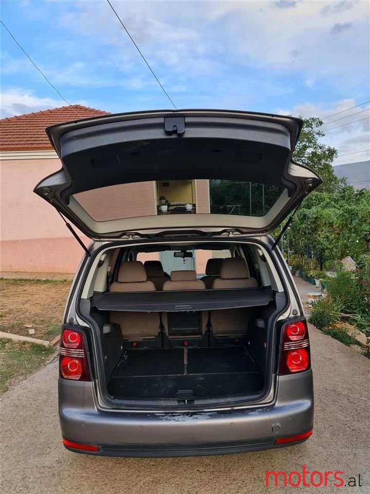 2008' Volkswagen Touran photo #2