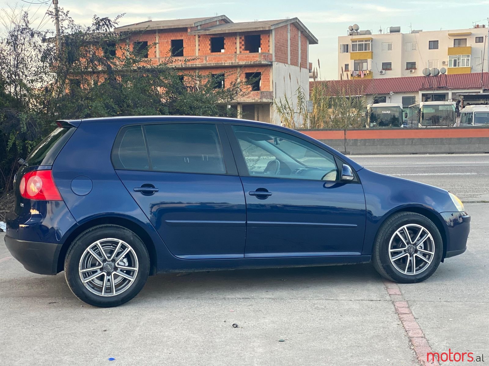 2005' Volkswagen Golf photo #2