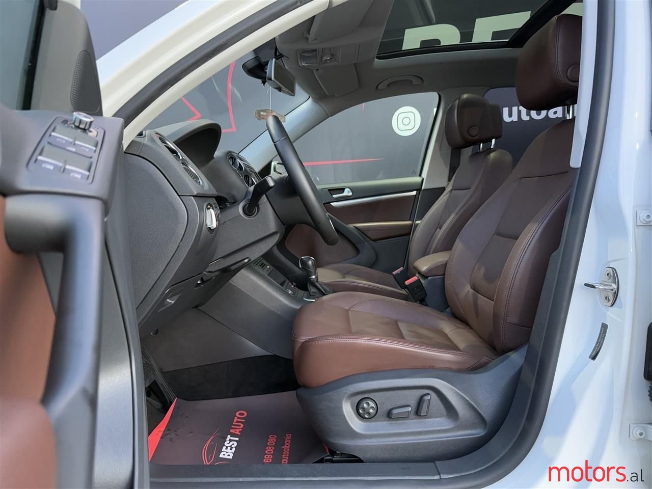 2012' Volkswagen Tiguan photo #2