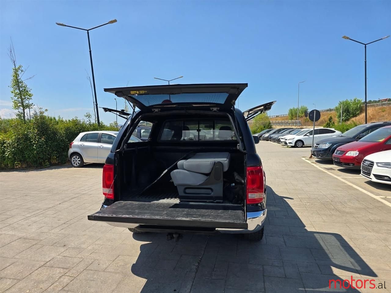 2011' Volkswagen Amarok photo #2