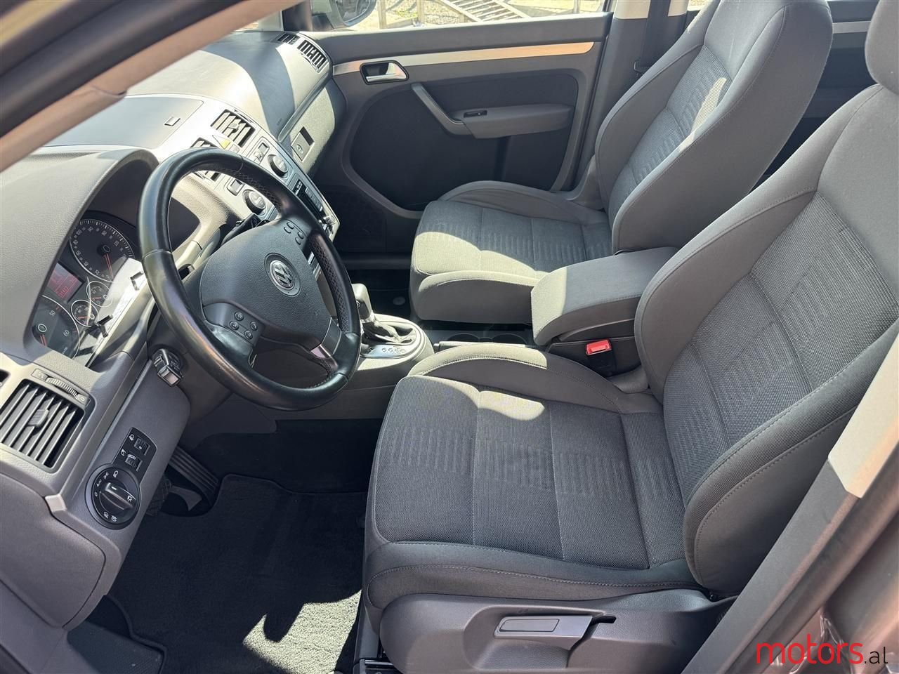 2010' Volkswagen Touran photo #5