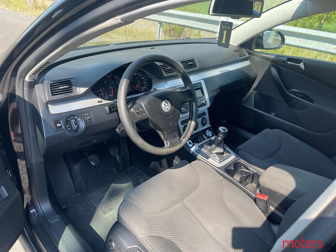 2009' Volkswagen Passat photo #2