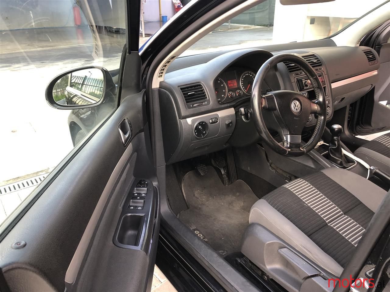 2008' Volkswagen Golf photo #5