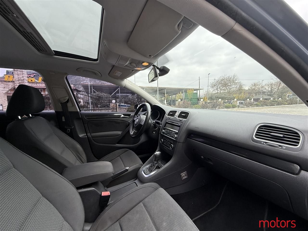 2011' Volkswagen Golf photo #6