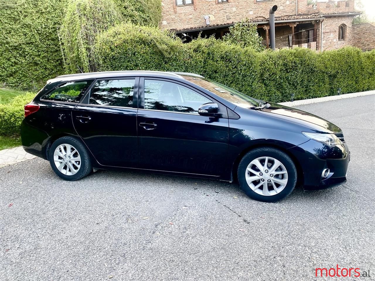 2014' Toyota Auris photo #2